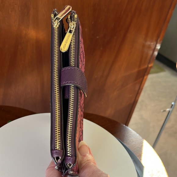 Michael Kors  NWOT  Spacious wristletwallet  burgundy/pink floral   gold tone HW - Picture 9 of 16